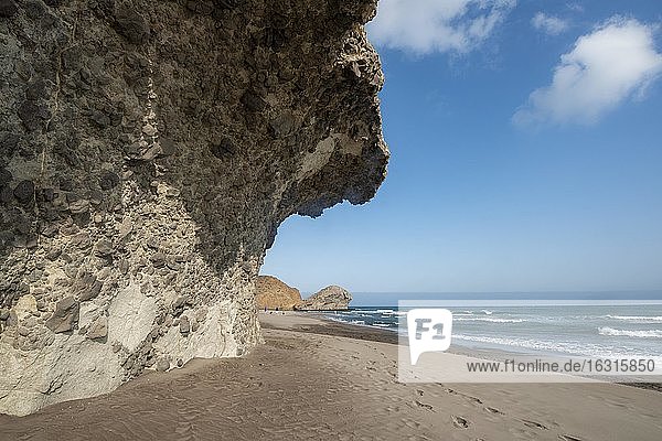 Versteinerte Lavazungen und Felsenküste am Strand Playa del Monsul  Naturschutzgebiet Cabo de Gata-Nijar  Almeria  Andalusien  Spanien  Europa