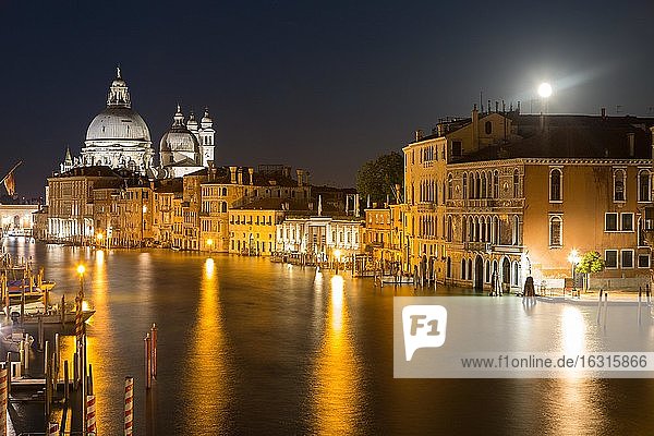 Canal Grande bei Nacht mit Vollmond  hinten Kirche Santa Maria della Salute  Venedig  Italien  Europa