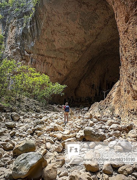 Wanderin steht in einer Schlucht  steile Felswände der Garganta Verde  Sierra de Cádiz  Provinz Cádiz  Spanien  Europa