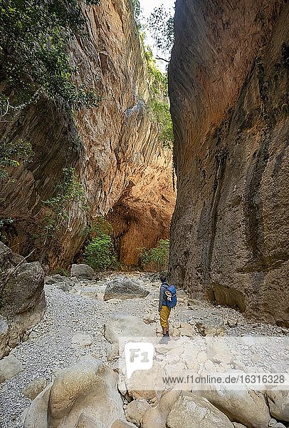 Wanderer steht in einer Schlucht  steile Felswände der Garganta Verde  Sierra de Cádiz  Provinz Cádiz  Spanien  Europa