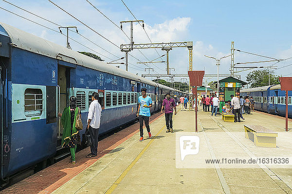 Eisenbahnzug am Bahnhof Shoranur Junction  verbindet den Norden mit Goa  den Süden mit Kochi und den Osten mit Bangalore  Shoranur  Palakkad  Kerala  Indien und Asien