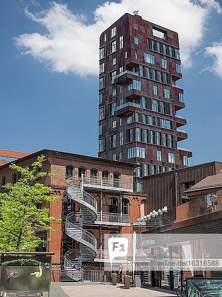 Moderne Gebäude und Wolkenkratzer im Überseeboulevard  Hamburg  Deutschland  Europa