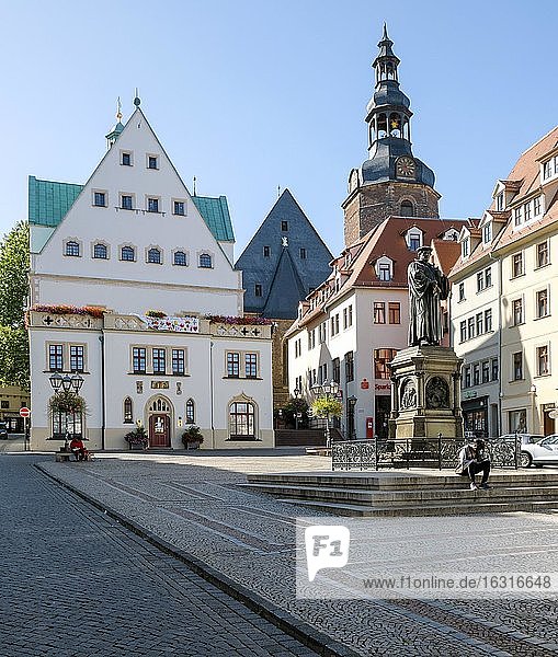 Marktplatz mit Lutherdenkmal  Rathaus und Andreaskirche  Lutherstadt Eisleben  Sachsen-Anhalt  Deutschland  Europa