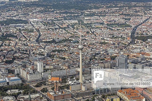 Fernsehturm mit Rotem Rathaus  St. Marienkirche und Alexanderplatz  Berlin  Deutschland  Europa