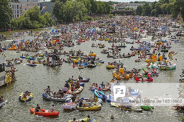 Nabada, Veranstaltung am Schwörmontag, Boote, Wasserfahrzeuge, Menschen auf der Donau, Ulm, Baden Württemberg, Deutschland, Europa