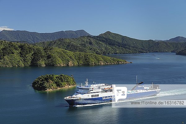 Ankommende Fähre von der Nordinsel, Picton, Marlborough Sounds, Südinsel, Neuseeland, Ozeanien