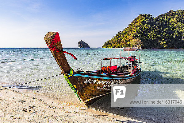 Longtail-Boote auf der Insel Tup  Provinz Krabi  Thailand  Südostasien  Asien