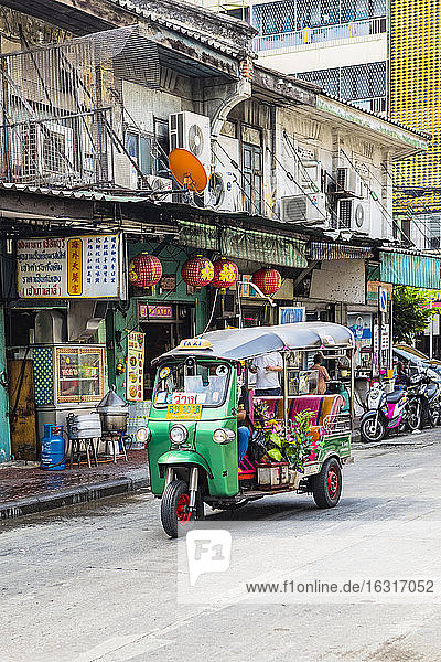 Yaowarat Road in Chinatown  Bangkok  Thailand  Südostasien  Asien