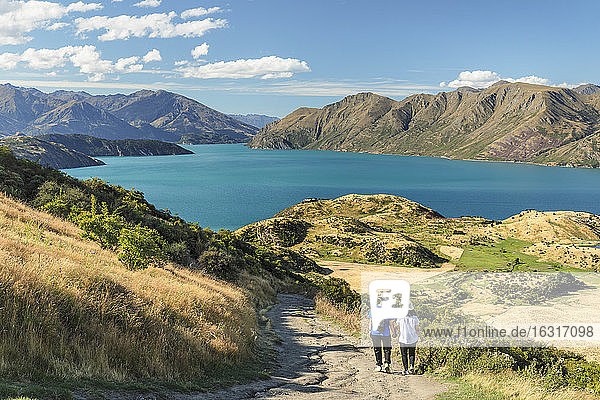 Wanderer auf dem Roy's Peak Track mit Blick auf den Wanakasee  Mount-Aspiring National Park  Otago  Südinsel  Neuseeland  Pazifik