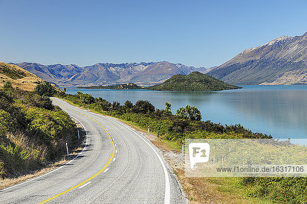 Straße entlang des Wakatipu-Sees  Queenstown  Otago  Südinsel  Neuseeland  Pazifik