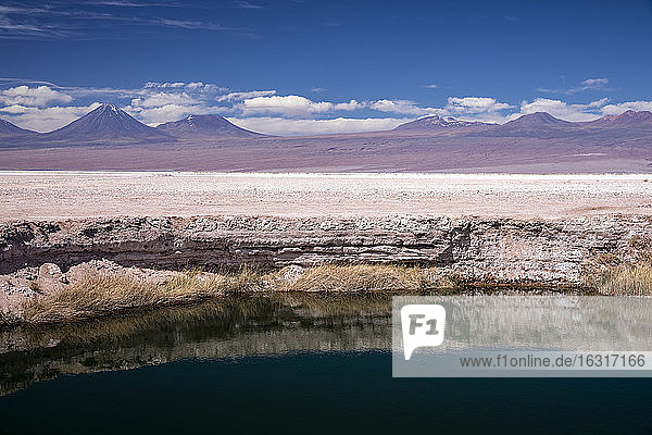 Ein kleines überschwemmtes Senkloch im Salar de Atacama  Los Flamencos National Reserve  Chile  Südamerika