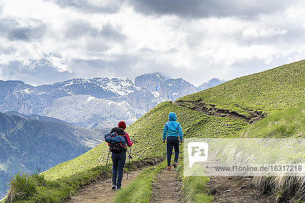 Rückansicht einer Mutter mit männlichem Kind beim Trekking um die Langkofelgruppe  Dolomiten  Trentino-Südtirol  Italien  Europa