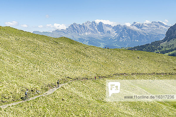 Mountainbiker und Wanderer auf dem Weg zum Duron-Pass mit der Odle-Gruppe im Hintergrund  Dolomiten  Trentino-Südtirol  Italien  Europa