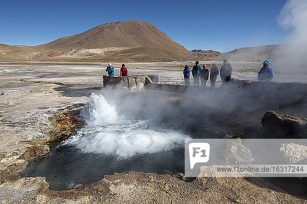 Touristen in den Geysire del Tatio (El Tatio)  dem drittgrößten Geysirfeld der Welt  Zentrale Anden-Vulkanzone  Region Antofagasta  Chile  Südamerika