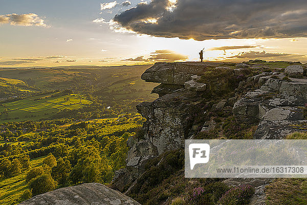 Blick auf den einsamen Dudelsackspieler bei Sonnenuntergang am Curbar Edge  Curbar  Hope Valley  Peak District National Park  Derbyshire  England  Grossbritannien  Europa
