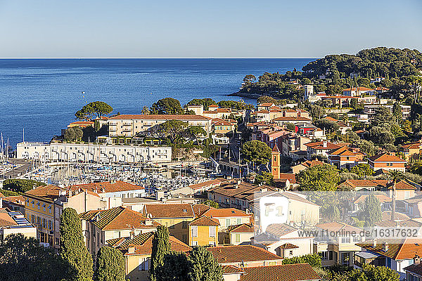 Blick von einem Aussichtspunkt auf die Stadt  Saint Jean Cap Ferrat  Côte d'Azur  Französische Riviera  Provence  Frankreich  Mittelmeer  Europa