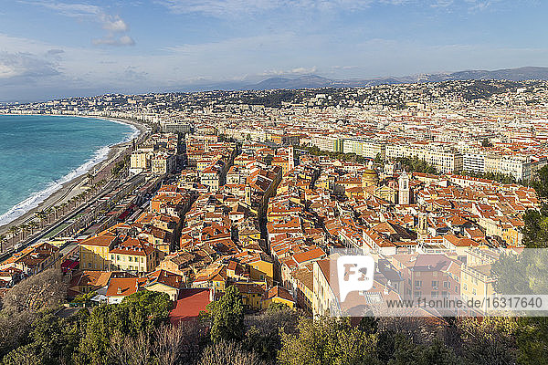 Blick vom Schlosshügel auf die Altstadt von Nizza  Alpes Maritimes  Cote d'Azur  Französische Riviera  Provence  Frankreich  Mittelmeer  Europa