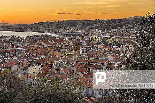 Erhöhter Blick vom Schlosshügel über die Altstadt bei Sonnenuntergang  Nizza  Alpes Maritimes  Cote d'Azur  Französische Riviera  Provence  Frankreich  Mittelmeer  Europa