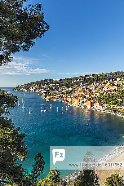 Erhöhter Blick von der Basse Corniche über Villefranche sur Mer  Alpes Maritimes  Cote d'Azur  Französische Riviera  Provence  Frankreich  Mittelmeer  Europa
