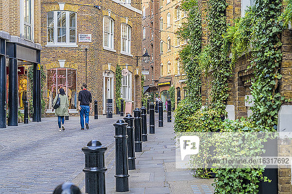 Eine Straßenszene in Covent Garden  London  England  Vereinigtes Königreich  Europa