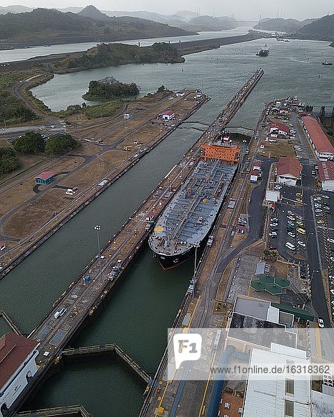 Luftaufnahme  Frachtschiff an der Schleuse im Panama-Kanal von oben  Mirador Miraflores  Panama  Mittelamerika