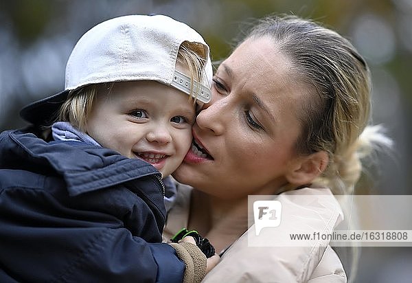 Mutter albert mit Sohn  2 Jahre  Stuttgart Baden-Württemberg  Deutschland  Europa