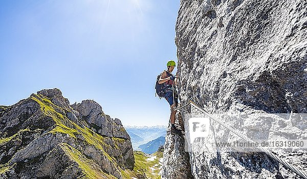 Junger Mann beim Klettern an einer Felswand  Klettersteig zur Seekarlspitze  5-Gipfel-Klettersteig  Wanderung am Rofangebirge  Tirol  Österreich  Europa