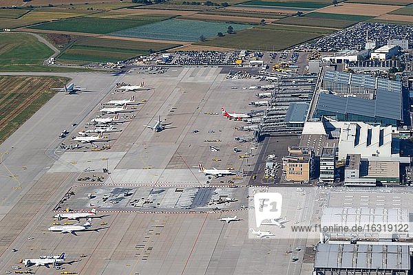 Übersicht Flughafen Stuttgart (STR) in Deutschland mit Terminals und Flugzeugen auf dem Vorfeld  Stuttgart  Deutschland  Europa