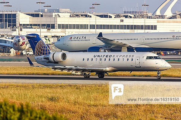 Los Angeles  Vereinigte Staaten  14. April 2019: Ein Bombardier CRJ-200 Flugzeug der United Express SkyWest Airlines mit dem Kennzeichen N925EV auf dem Flughafen Los Angeles (LAX) in den USA