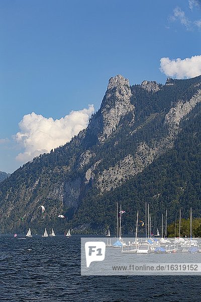 Sailing boats at Lake Lake Traun with Erlakogel  Ebensee  Salzkammergut  Upper Austria  Austria  Europe