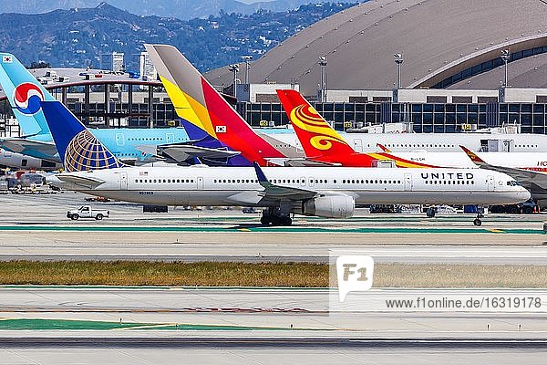 Los Angeles  Vereinigte Staaten  12. April 2019: Ein Boeing 757-300 Flugzeug der United Airlines mit dem Kennzeichen N57869 auf dem Flughafen Los Angeles (LAX) in den Vereinigten Staaten