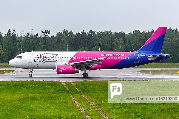 Ein Airbus A320 Flugzeug der Wizzair mit dem Kennzeichen HA-LWN auf dem Flughafen Danzig (GDN), Danzig, Polen, Europa