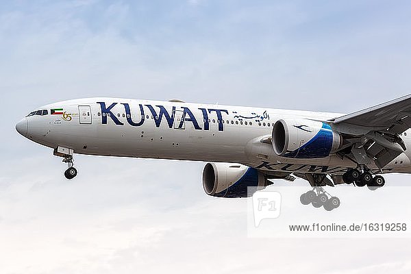London, 10. Juli 2019: Ein Boeing 777-300ER Flugzeug der Kuwait Airways mit dem Kennzeichen 9K-AOI landet auf dem Flughafen Heathrow (LHR) im Vereinigten Königreich, Großbritannien, Europa