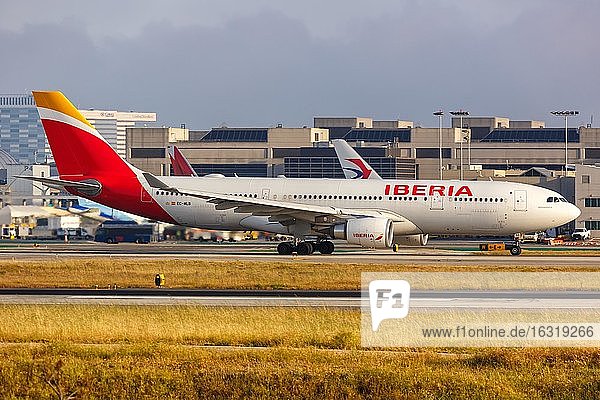 Los Angeles  Vereinigten Staaten  14. April 2019: Ein Airbus A330-200 Flugzeug der Iberia mit dem Kennzeichen EC-MLB auf dem Flughafen Los Angeles (LAX) in den Vereinigten Staaten