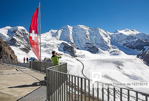 Aussichtsterrasse auf der Diavolezza mit Piz Palü und Persgletscher  Vadret Pers  Pontresina  Berninaalpen  Oberengadin  Engadin  Graubünden  Schweiz  Europa