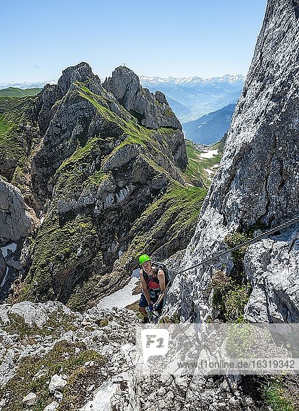 Junger Mann beim Klettern  Klettersteig zur Seekarlspitze  5-Gipfel-Klettersteig  Wanderung am Rofangebirge  Tirol  Österreich  Europa