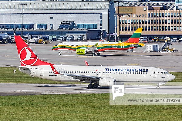 Eine Boeing 737-800 der Turkish Airlines mit dem Kennzeichen TC-JVC auf dem Flughafen Stuttgart (STR)  Stuttgart  Deutschland  Europa