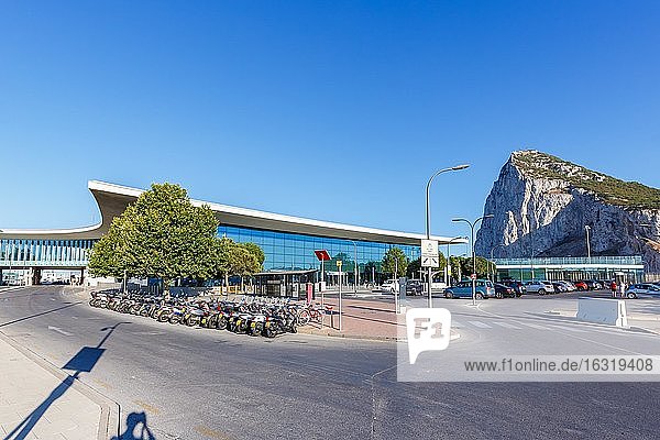 Terminal des Flughafens Gibraltar (GIB) mit dem Affenfelsen im Hintergrund, Gibraltar, Europa