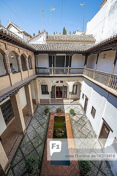 Innenhof  Casa Morisca de la calle Horno de Oro  altes maurisches Haus mit Innenhof und Brunnen  Granada  Andalusien  Spanien  Europa