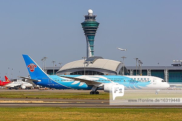 Ein Boeing 787-9 Dreamliner Flugzeug der China Southern Airlines mit dem Kennzeichen B-1242 auf dem Flughafen Guangzhou (CAN), Guangzhou, China, Asien