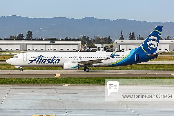 San Jose  Vereinigte Staaten  11. April 2019: Ein Boeing 737-900ER Flugzeug der Alaska Airlines mit dem Kennzeichen N290AK auf dem Flughafen San Jose (SJC) in den Vereinigten Staaten
