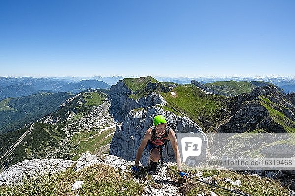 Junger Mann beim Klettern  Klettersteig zur Seekarlspitze  5-Gipfel-Klettersteig  Wanderung am Rofangebirge  Tirol  Österreich  Europa