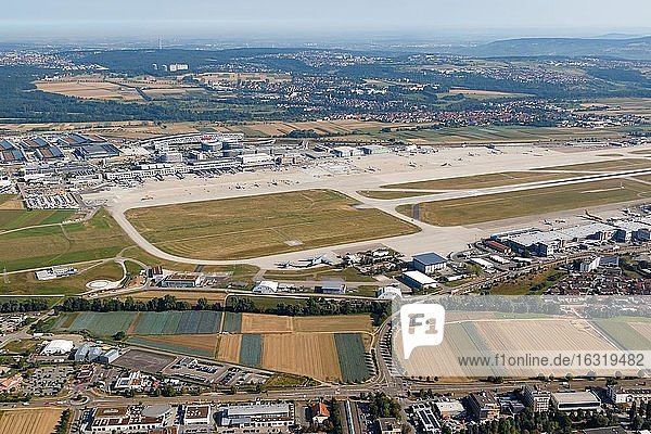 Übersicht Flughafen Stuttgart (STR) in Deutschland mit Terminals und Messe  Stuttgart  Deutschland  Europa
