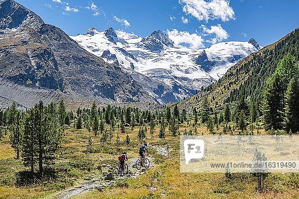 Wanderweg und Mountainbiker im Rosegtal, Val Roseg mit Piz Glüschaint und Roseggletscher, Pontresina, Berninaalpen, Oberengadin, Engadin, Graubünden, Schweiz, Europa