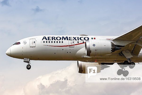 London, 10. Juli 2019: Ein Boeing 787-8 Dreamliner Flugzeug der AeroMexico mit dem Kennzeichen N961AM landet auf dem Flughafen Heathrow (LHR) im Vereinigten Königreich, Großbritannien, Europa