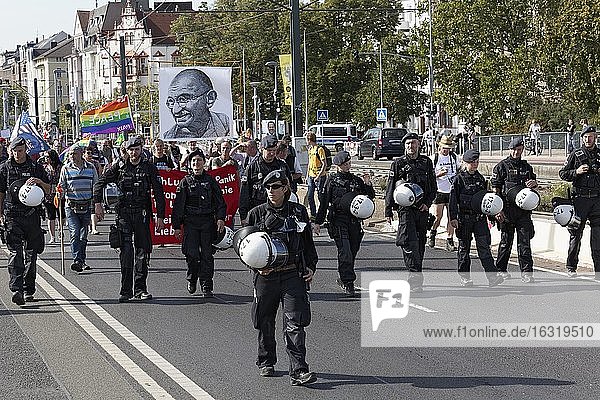 Polizei marschiert vor Demonstrationszug mit Porträt von Mahatma Gandhi  Demo gegen Corona-Regeln  Düsseldorf  Nordrhein-Westfalen  Deutschland  Europa