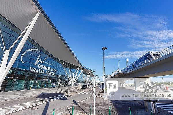 Regionalbahn und Terminal des Flughafen Danzig Gdansk Lech Walesa Airport (GDN), Danzig, Polen, Europa