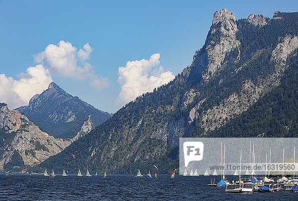 Sailing boats at Lake Lake Traun with Erlakogel  Ebensee  Salzkammergut  Upper Austria  Austria  Europe
