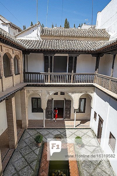 Innenhof  Casa Morisca de la calle Horno de Oro  altes maurisches Haus mit Innenhof und Brunnen  Granada  Andalusien  Spanien  Europa