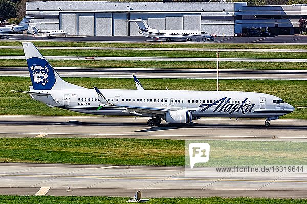 San Jose,  Vereinigte Staaten,  10. April 2019: Ein Boeing 737-900ER Flugzeug der Alaska Airlines mit dem Kennzeichen N479AS auf dem Flughafen San Jose (SJC) in den Vereinigten Staaten
